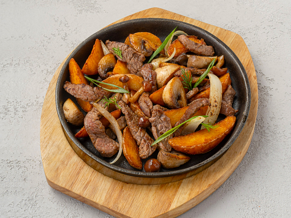 Картофель с говядиной и грибами
